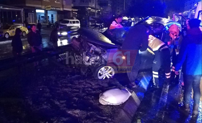 Trabzon’da korkutan trafik kazası! Beton elektrik direği yerinden söküldü