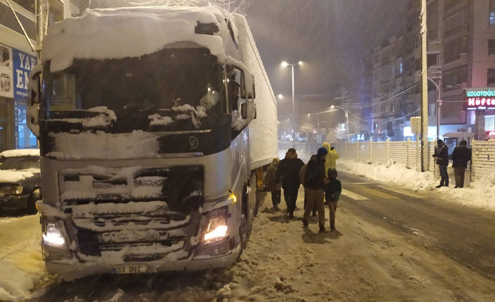 Trabzon'da kar trafik çilesine dönüştü! Tır yolu yolu kapattı!