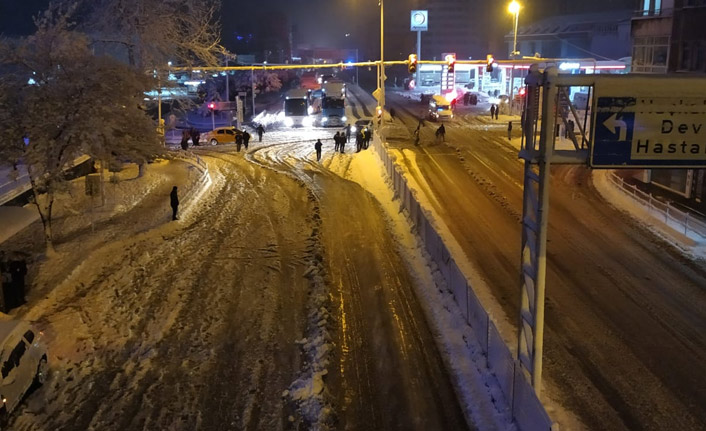 Trabzon’da o yolu kullanacaklar dikkat! Araçlar yolda kaldı!