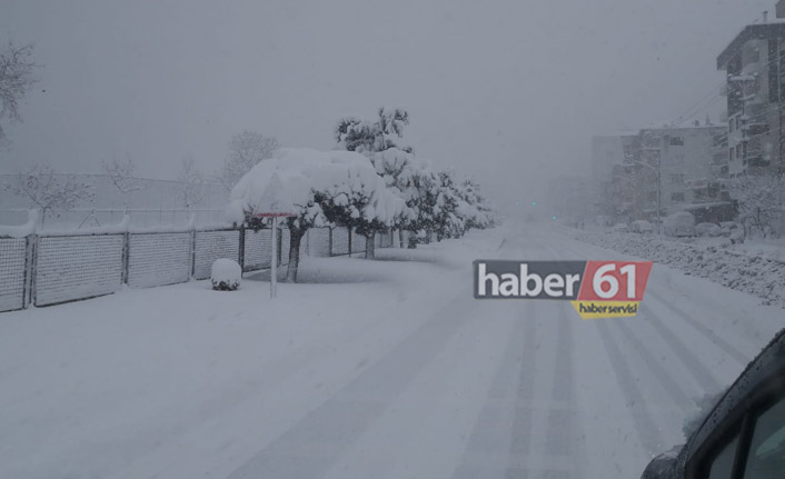 Devlet Sahil Yolu'nu kar kapladı