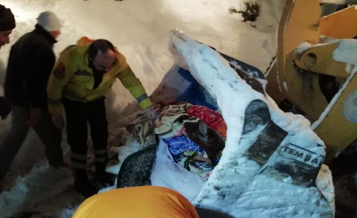 Trabzon'da hastalar kepçe yardımıyla ambulansa taşındı