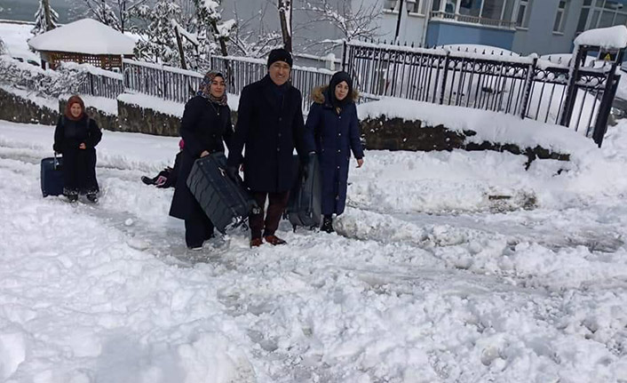 Kendilerine yardım eden rektörü tanımadılar