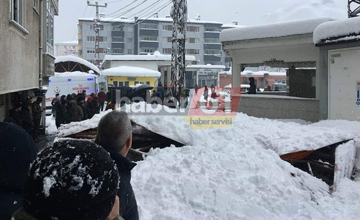 Artvin'de pazar yeri çöktü 1 kişi yaralandı