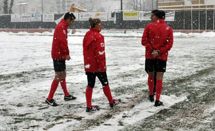 Karadeniz'de futbola kar engeli!