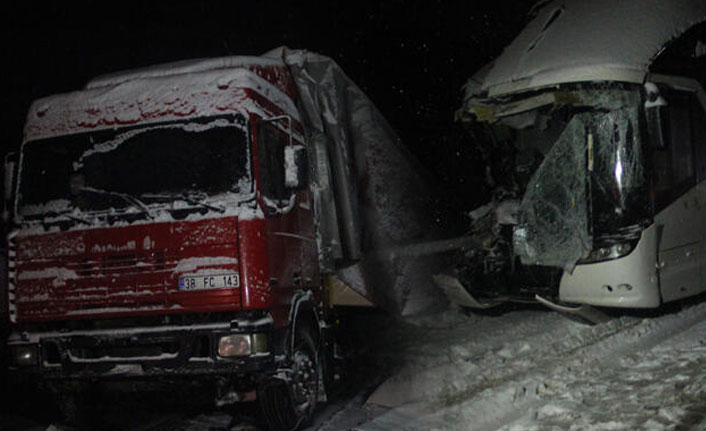 Yolcu otobüsü TIR'a çarptı!