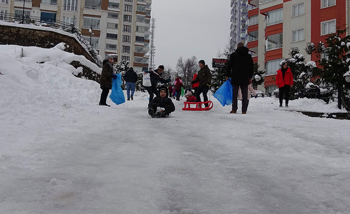 Trabzon'da sokak araları kayak pistine döndü