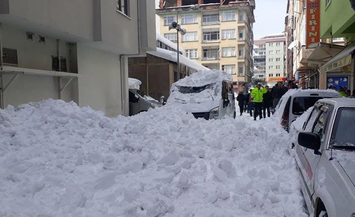 Çatıdan düşen karlar 2 araca hasar verdi