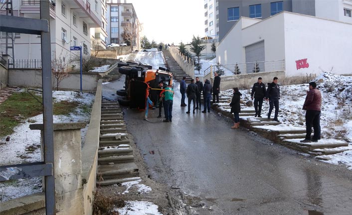 Başkent’te tuzlama aracı devrildi