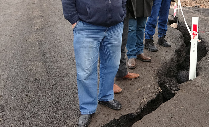 Karadeniz'in o ilinde heyelan! Yol ikiye bölündü!