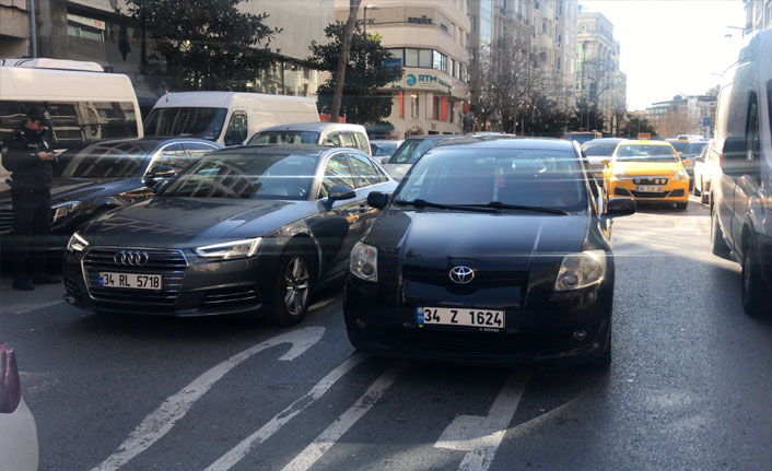 İstanbul’un göbeğinde bıçaklı trafik kavgası: 1 yaralı