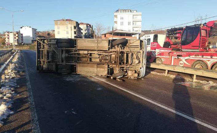 İşçi servis midibüsü devrildi: 12 yaralı