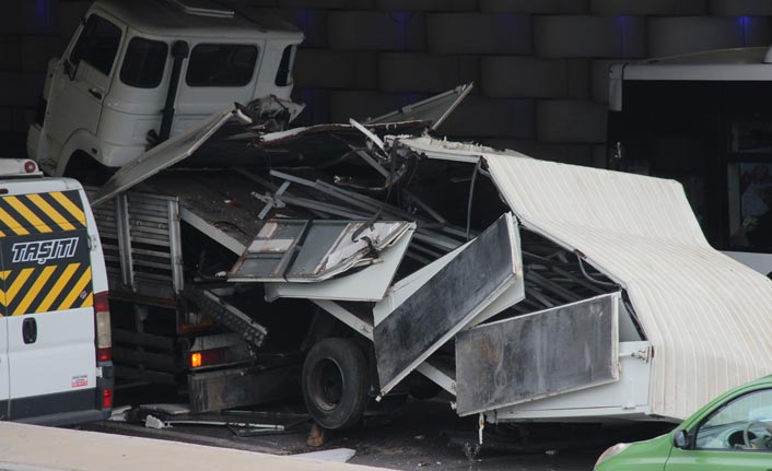 İzmir’de kamyon alt geçide sıkıştı; trafik akışı aksadı