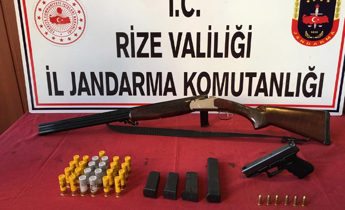 Rize'de silah kaçakçısının evine baskın