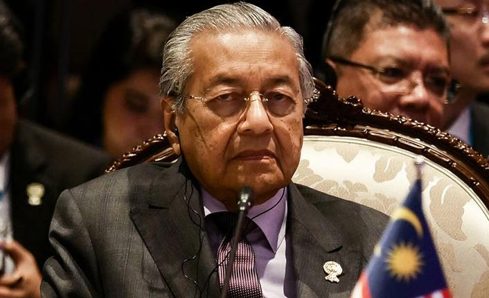 Malezya Başbakanı Mahathir istifa etti