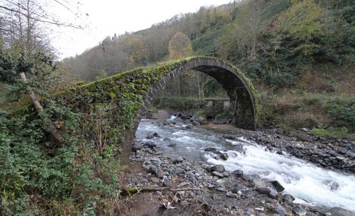 Rize'de tarihi kemer köprü yıkıldı