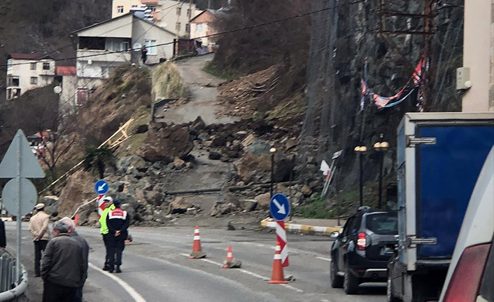 Giresun’da heyelan! Yol trafiğe kapandı