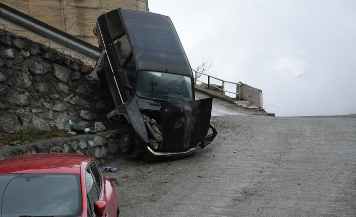 Artvin’de freni patlayan araç kaza yaptı