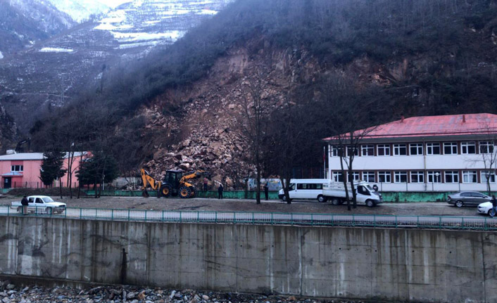 Dağdan kopan kayalar okulun bahçesine düştü