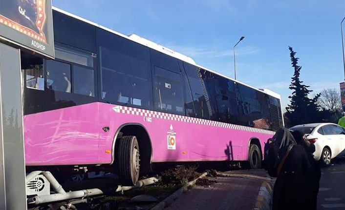 İstanbul'da korkutan kaza! İçi yolcu dolu otobüs otomobil ile çarpıştı