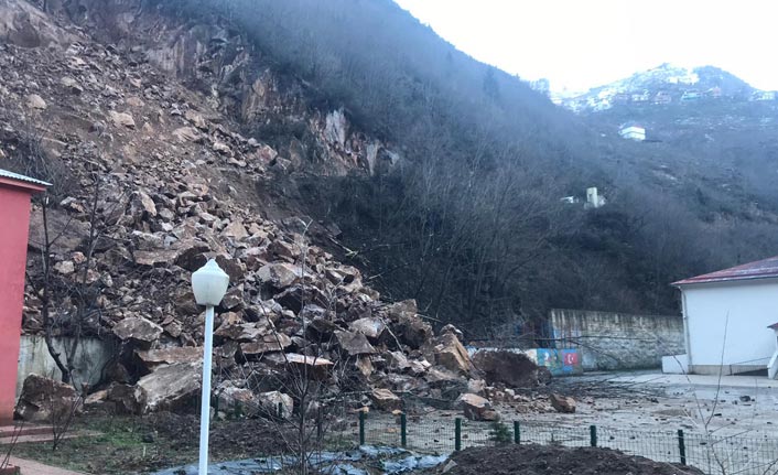 Okul bahçesindeki heyelanda servis şoförü faciayı önledi