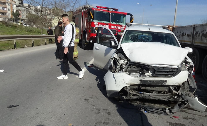 Pendik’te iki araç birbirine girdi