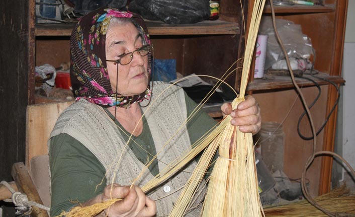 Hanife Teyze 40 yıldır ara vermeden üretiyor