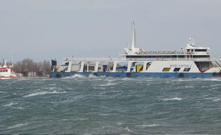 Çanakkale'de feribot karaya oturdu