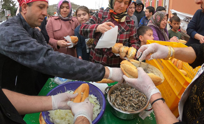 Yarım ton hamsi 1 saatte bitti