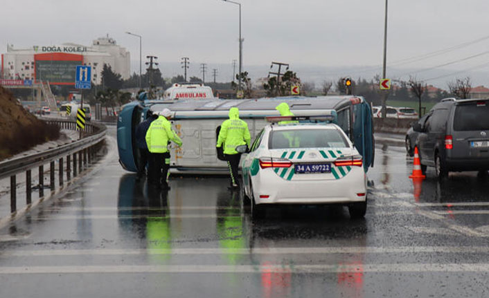 E-5 karayolunda yolcu minibüsü devrildi: 2 hafif yaralı