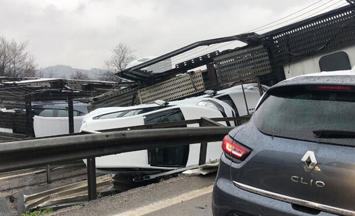 TIR devrildi, sıfır kilometre araçlar hurdaya döndü