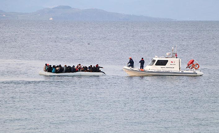 Botları su alan göçmenler kurtarıldı