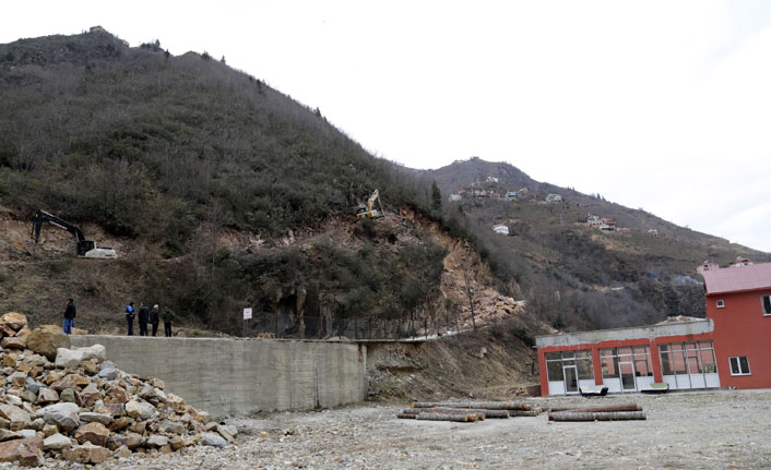 Heyelan, okulun bahçe duvarında hasara yol açtı