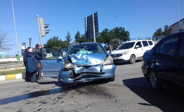 Trabzon’da trafik kazası! Kafa kafaya çarpıştılar!