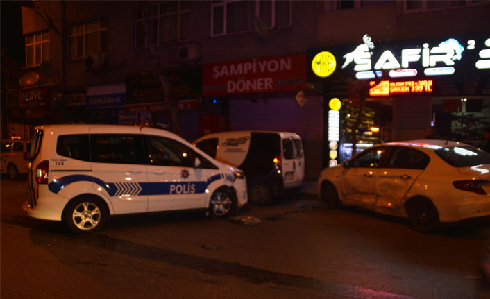 Polis aracına çarptılar kaçmak isterken kaza yaptılar