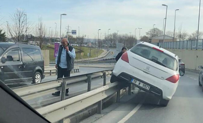 Kontrol hakimiyetini kaybedilen otomobil, orta refüje çıktı