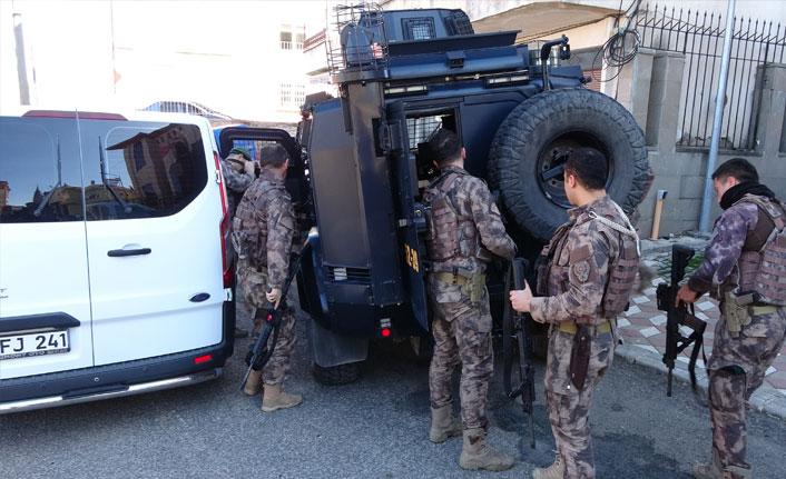 Eski belediye başkanı 1 kişiyi vurdu, 2 akrabasını rehin aldı