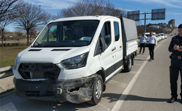 Samsun'da kamyonet bariyere çarptı