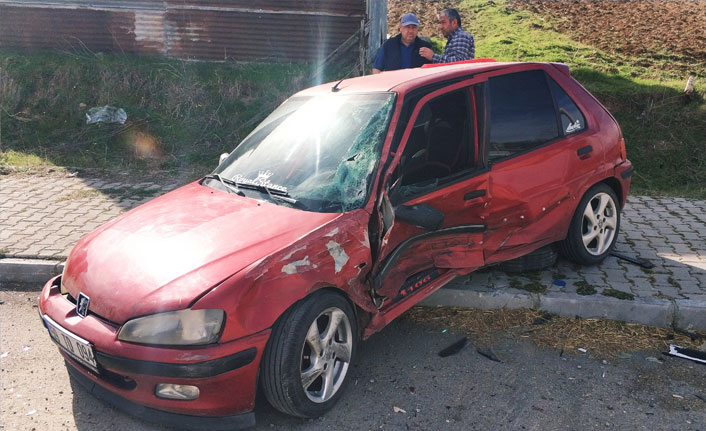 Samsun'da öğrenci servisi otomobille çarpıştı