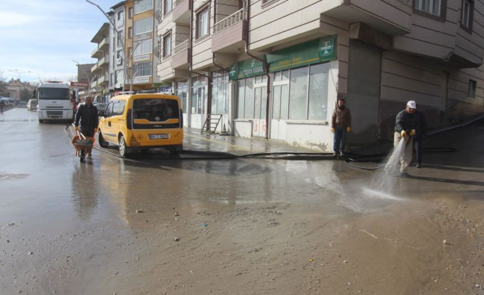 Cadde ve sokaklar tazyikli suyla yıkanıyor