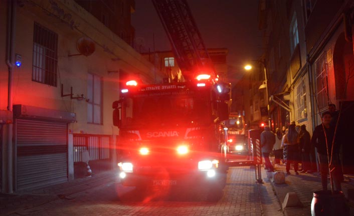 Vatandaşlar yangın çıkan binada mahsur kaldı