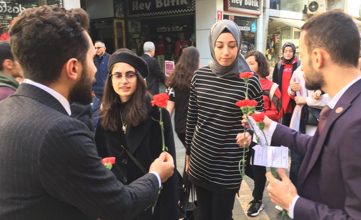 Yeniden Refah Uzunsokak’ta karanfil dağıttı