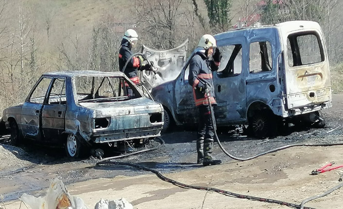 Trabzon’da iki araç yangında küle döndü