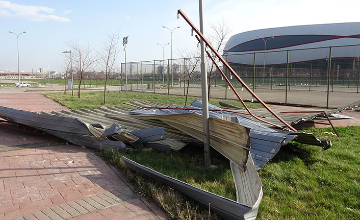 Şiddetli rüzgar spor salonunun çatısını uçurdu