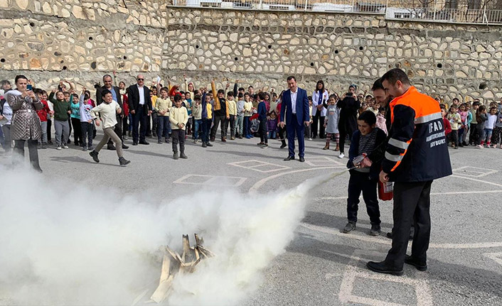 Bayburt'ta öğrencilere deprem eğitimi