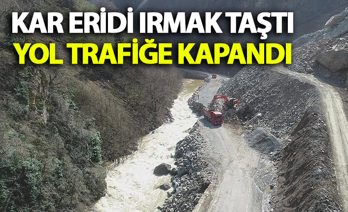 Kar eridi ırmak taştı! Yol trafiğe kapandı