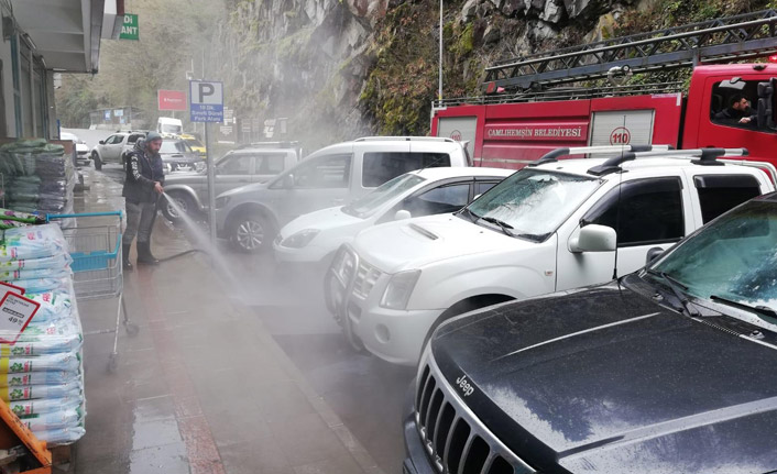 İlçe merkezini kaplıca suyu ile dezenfekte ettiler