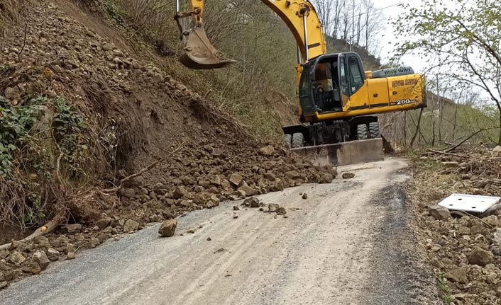 Giresun'da heyelan! Yollar ulaşıma açıldı