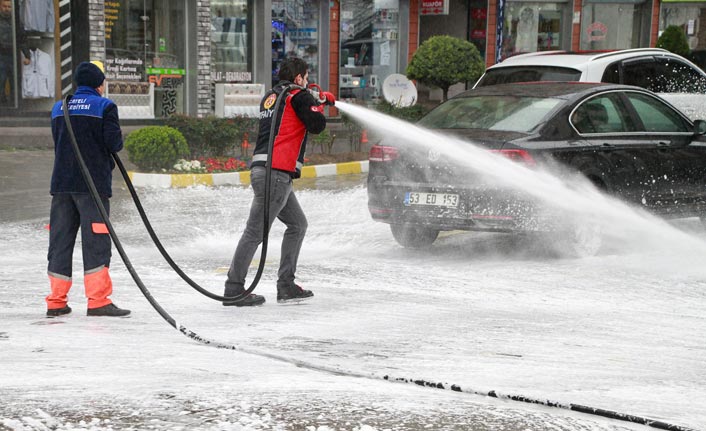 Rize’de cadde ve sokaklar deniz suyu ile yıkanıyor