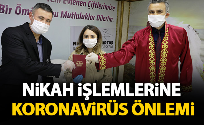  Korona virüsüne karşı tıbbı maske ve eldivenli nikah