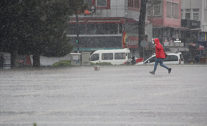 Koronadan kaçmayanlar yağmurdan kaçtı